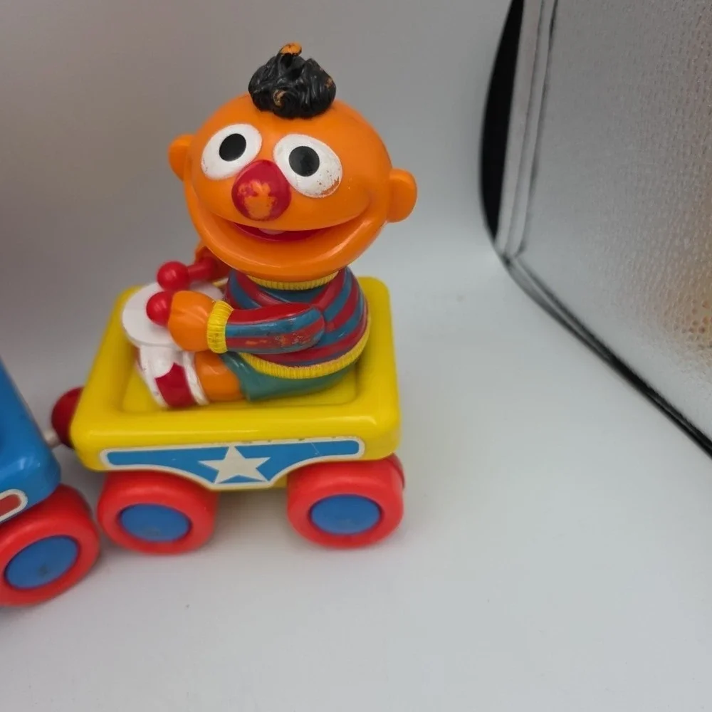 Sesame Street Band Parade TYCO Pull Train 16